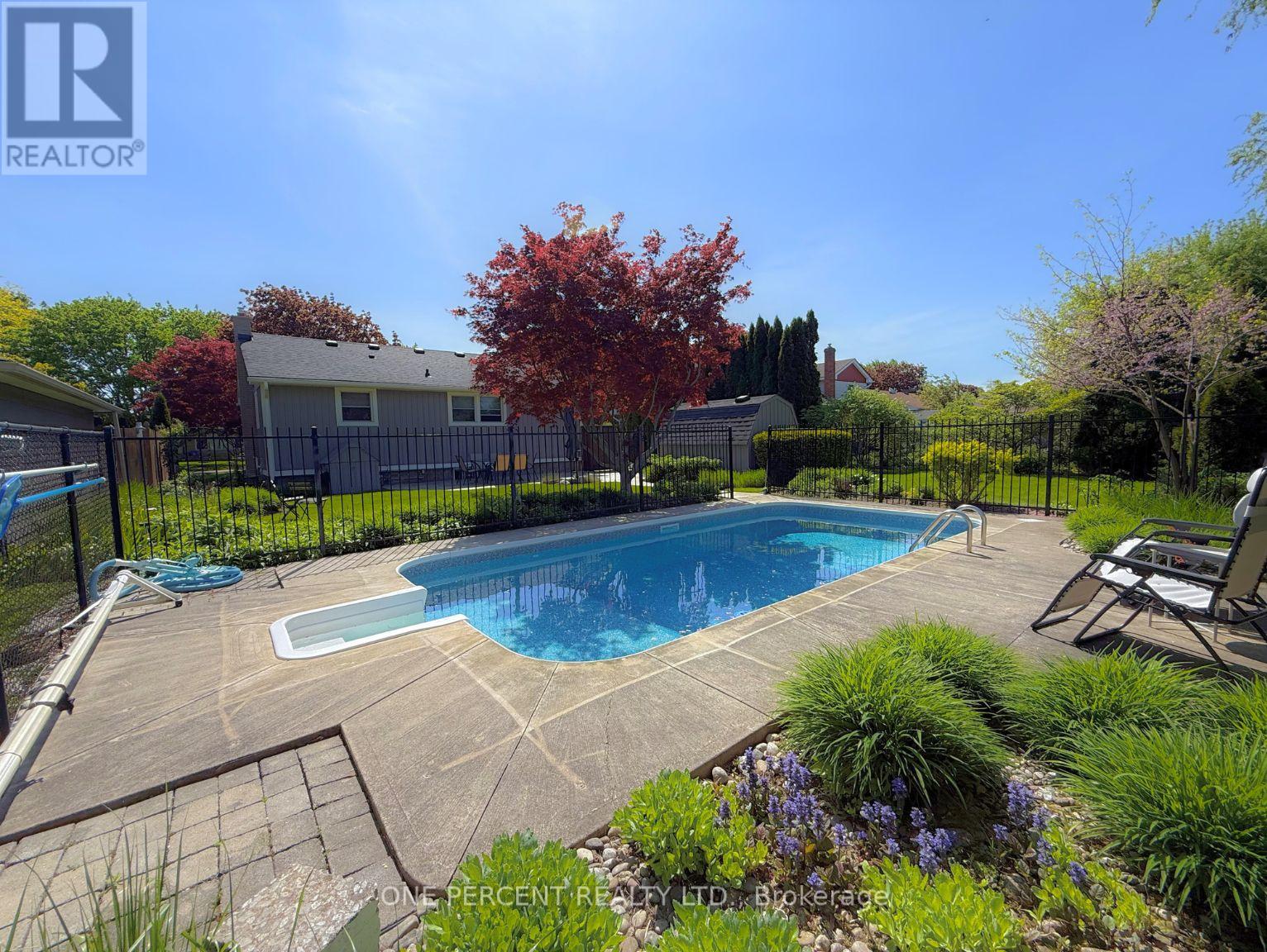 38 ALBANY DRIVE - 27