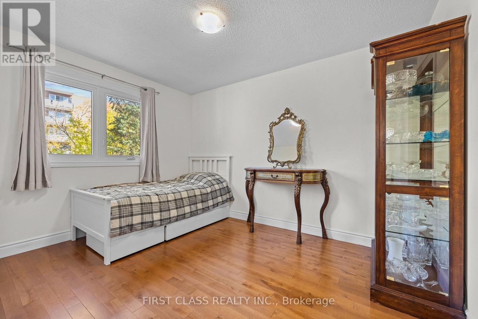 24 BROOKLAND AVENUE - 26