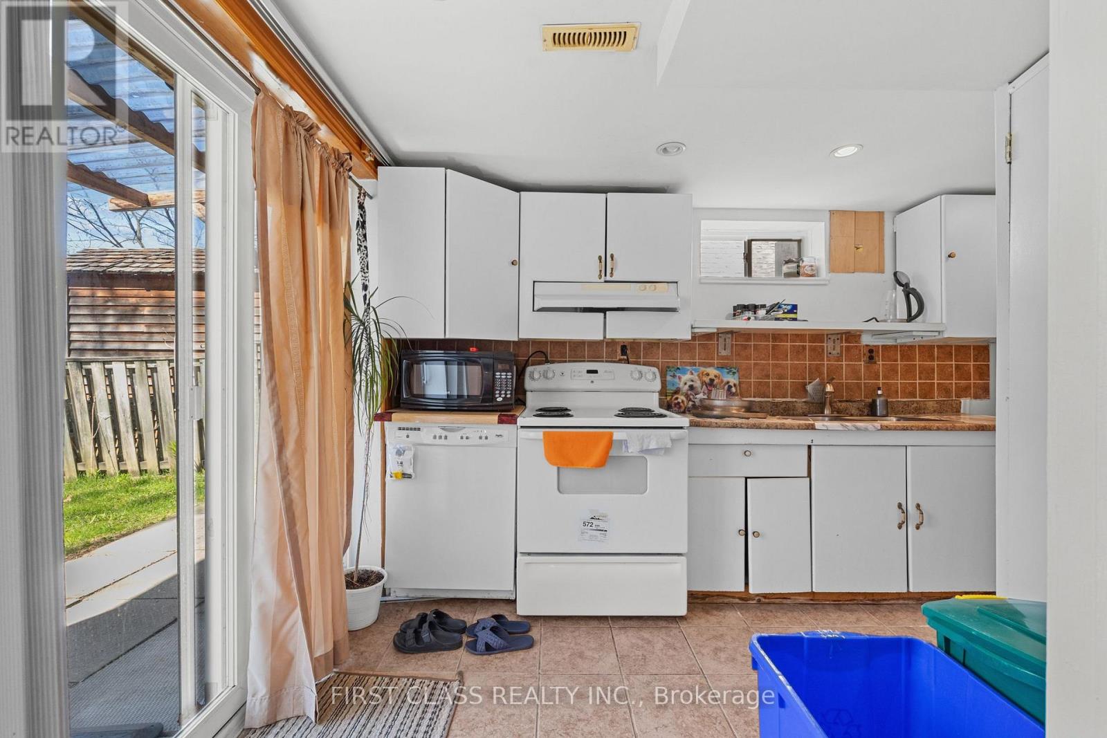 24 BROOKLAND AVENUE - 32