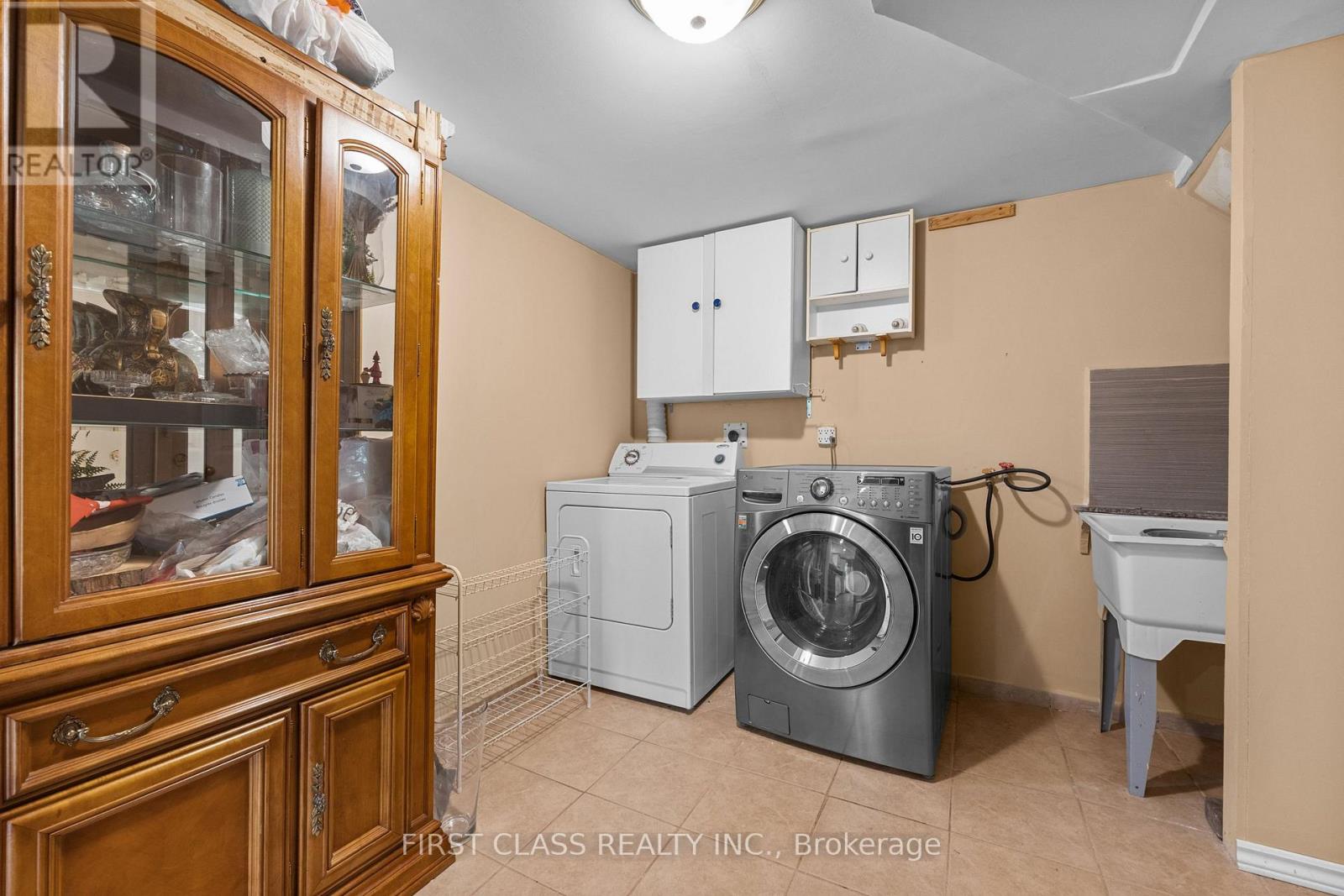 24 BROOKLAND AVENUE - 36