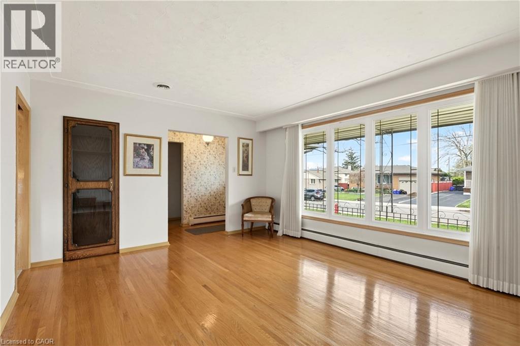 8 LORRAINE Drive, Hamilton, Ontario, L8T3R7 — Photo 5