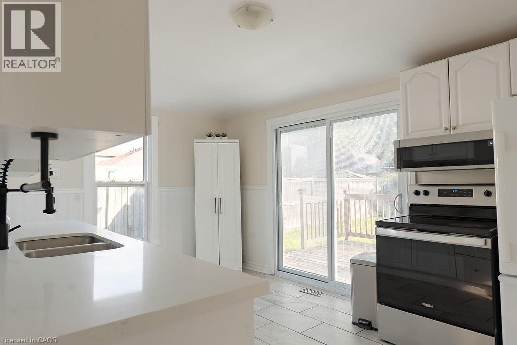 8 DUNDAS Street - 11