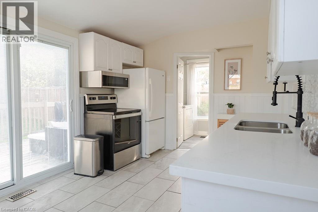 8 DUNDAS Street - 13