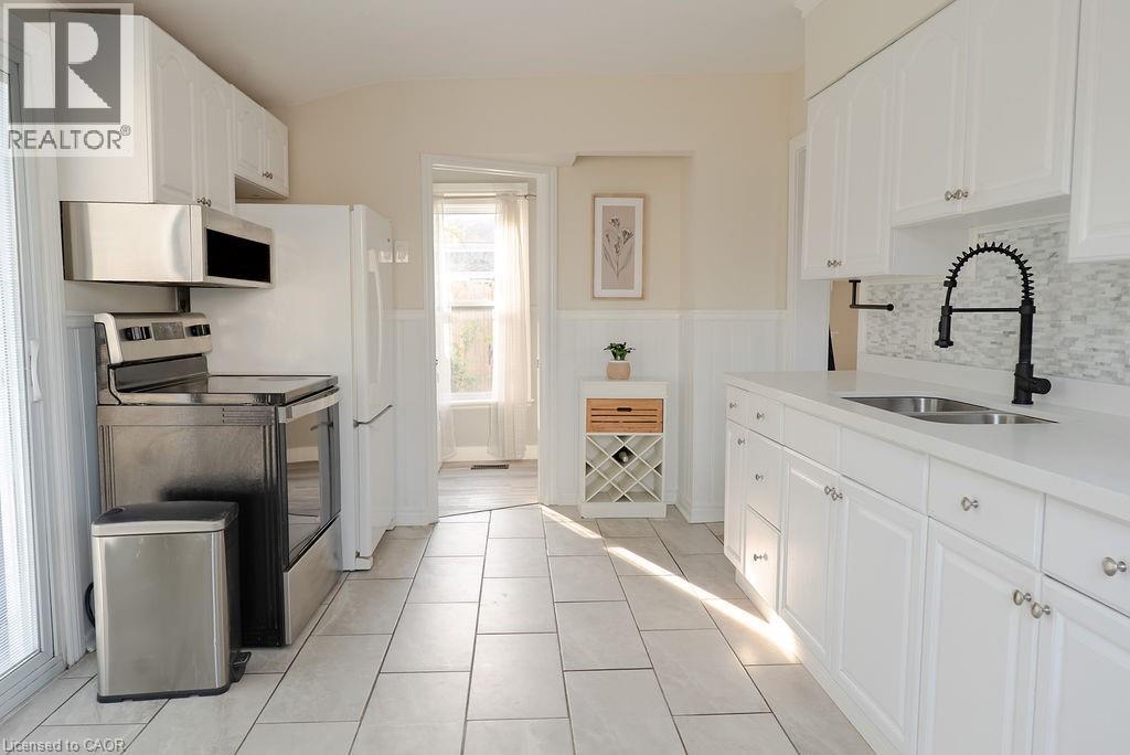 8 DUNDAS Street - 14