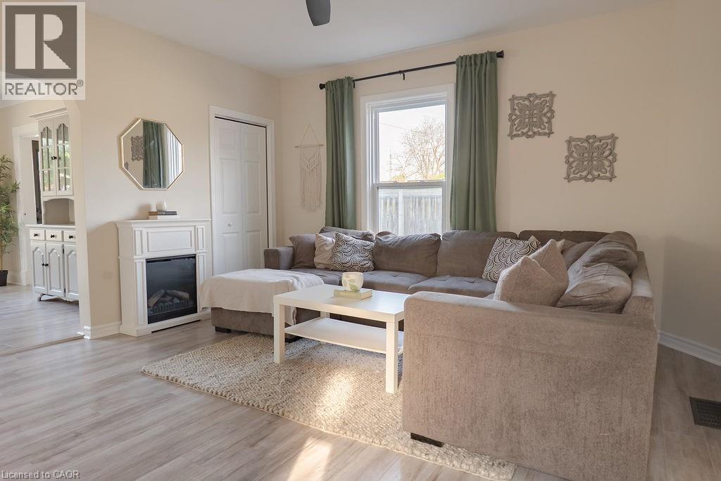 8 DUNDAS Street - 3