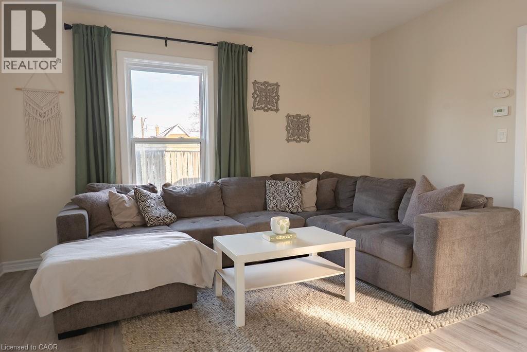 8 DUNDAS Street - 4