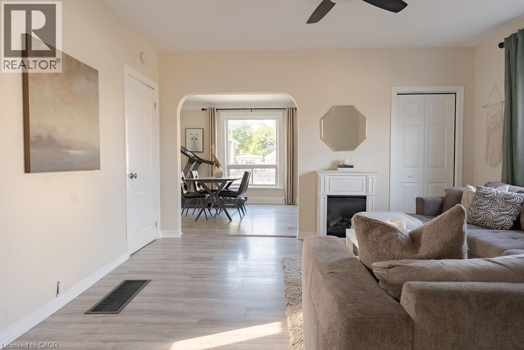 8 DUNDAS Street - 7