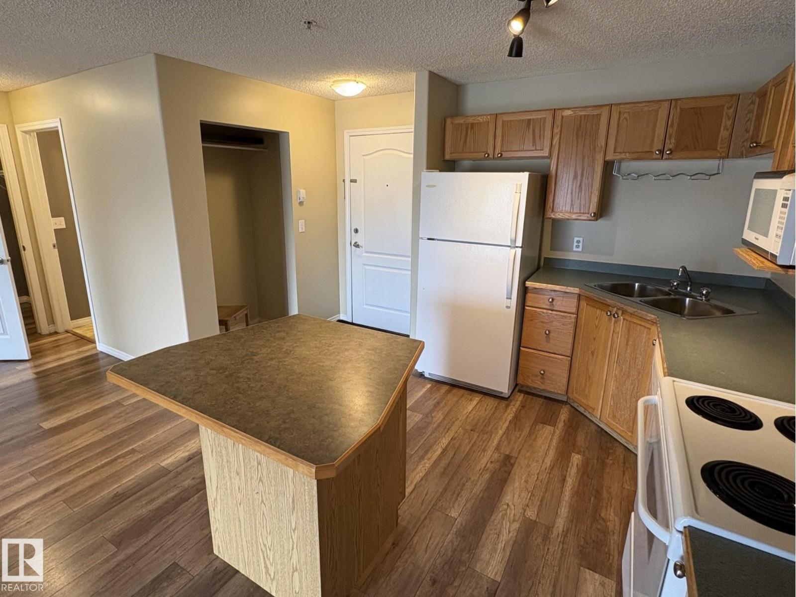 #138 9525 162 AV NW - 7