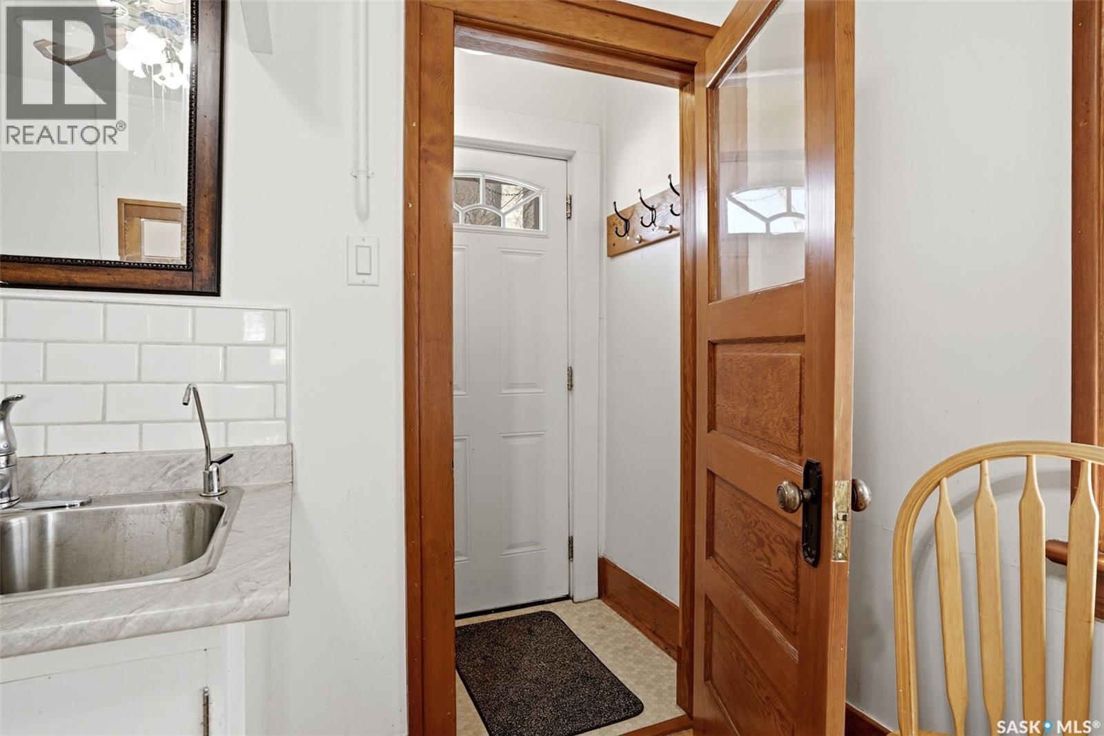 1206 Victoria AVENUE - 18