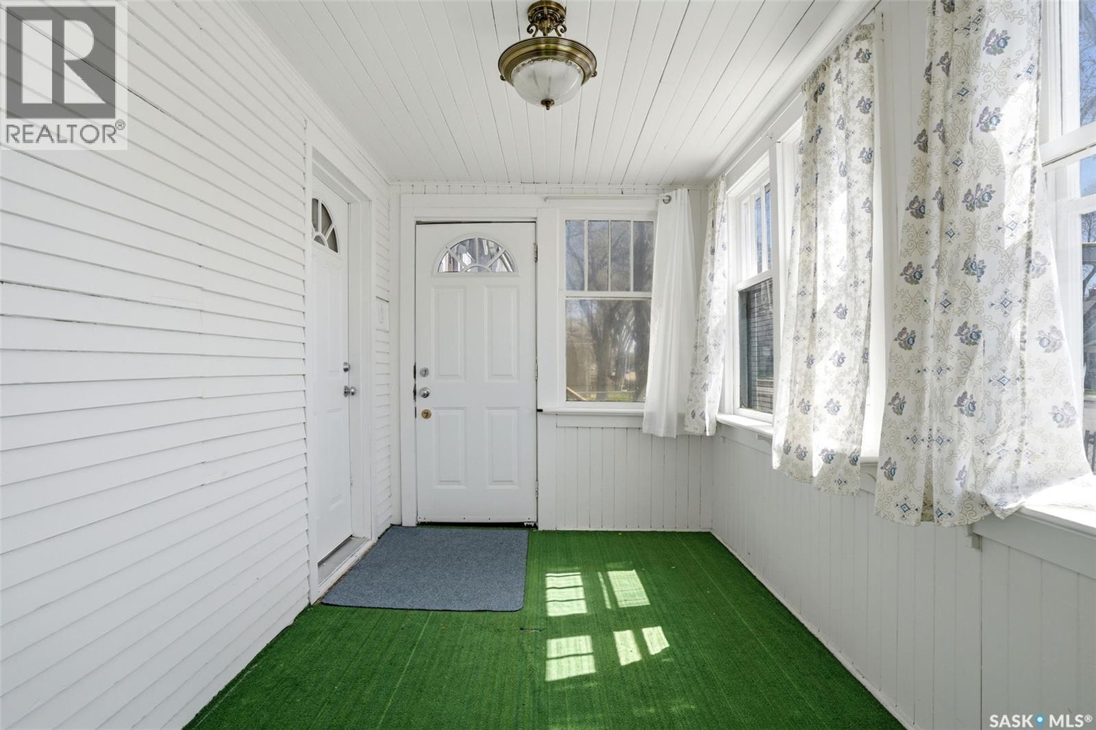 1206 Victoria AVENUE - 3