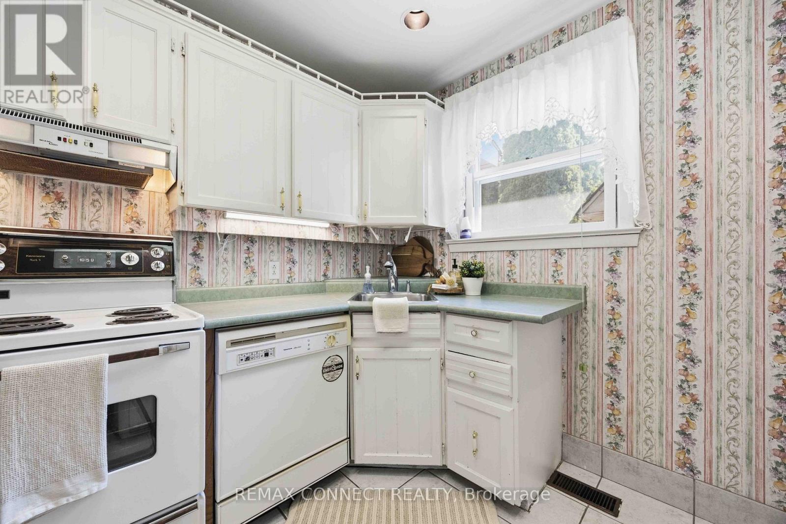 107 FAIRGLEN AVENUE - 16