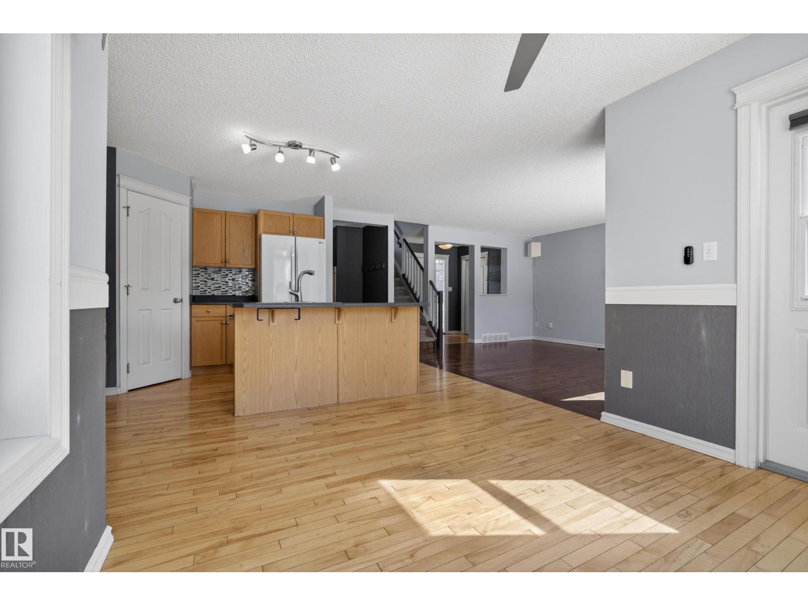 8915 7 AV SW - 23