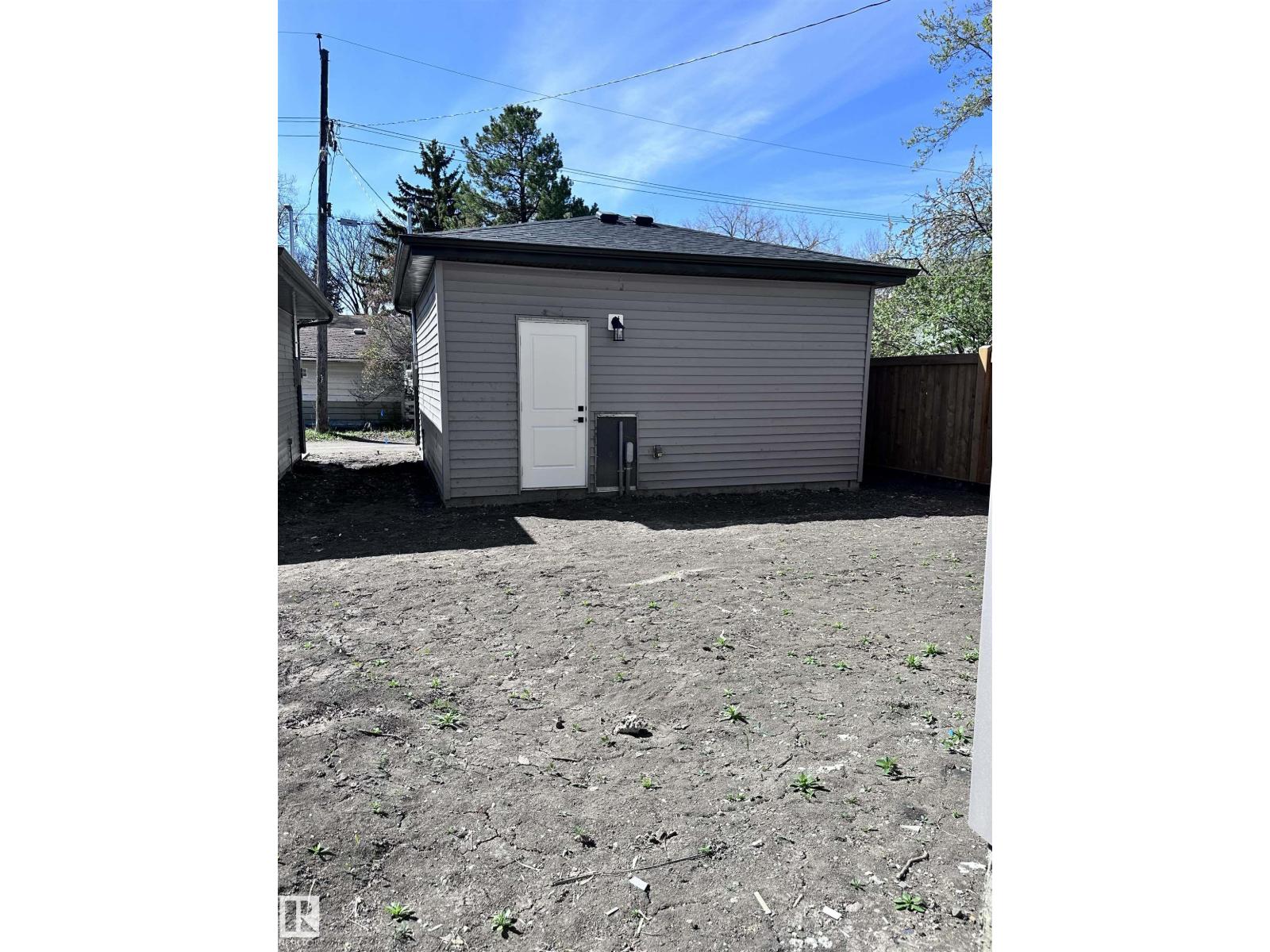 7605 92 AV NW - 4