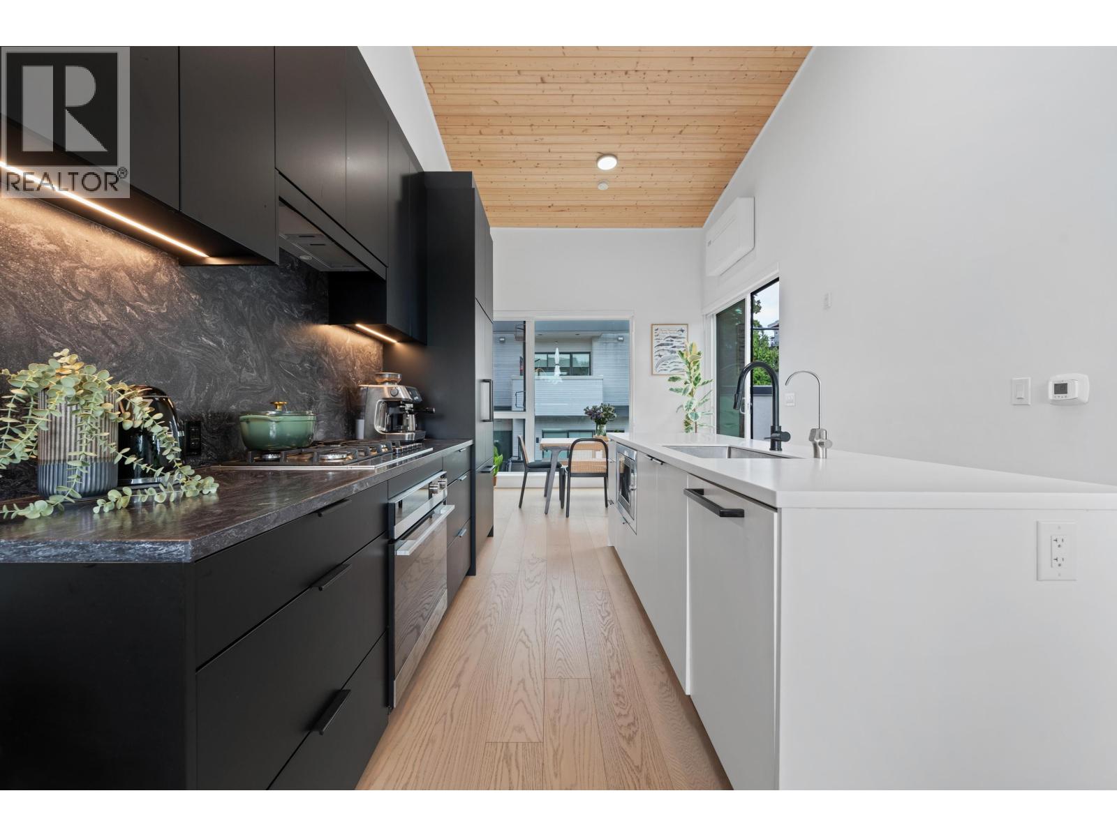 201 650 E 2ND STREET, North Vancouver