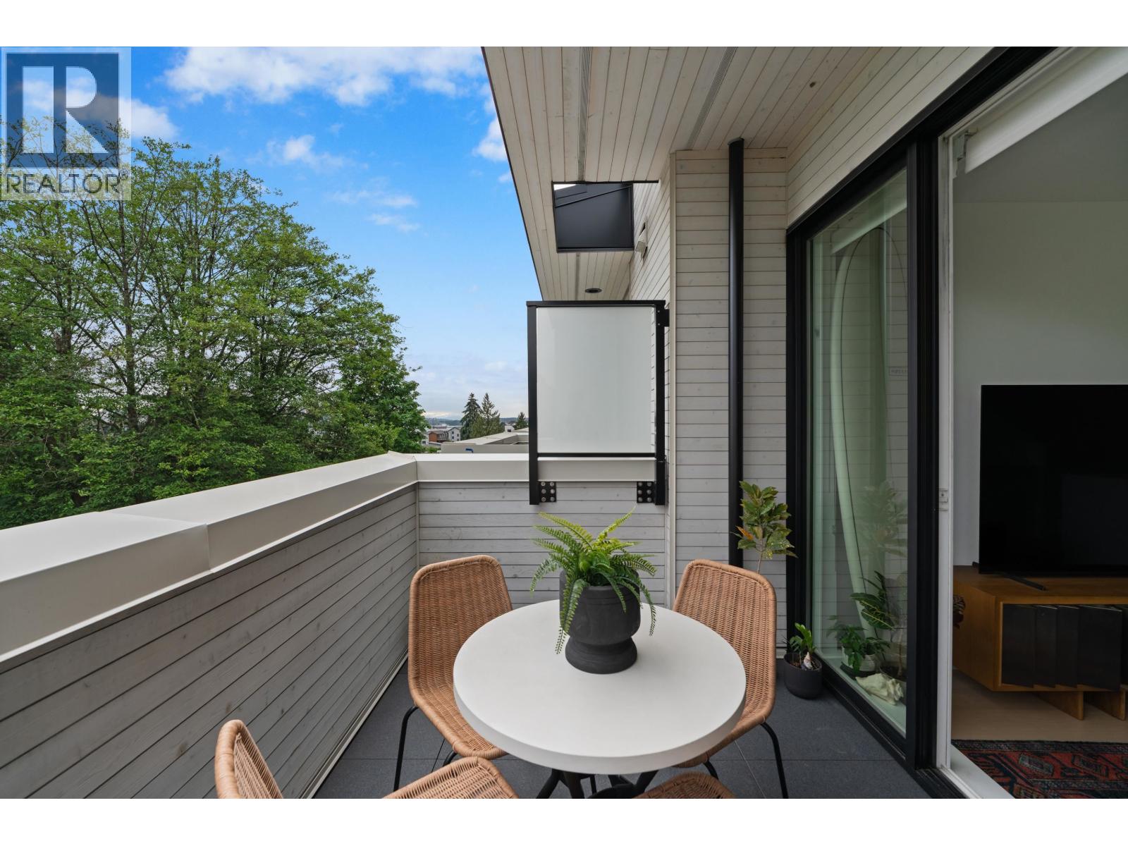 201 650 E 2ND STREET, North Vancouver