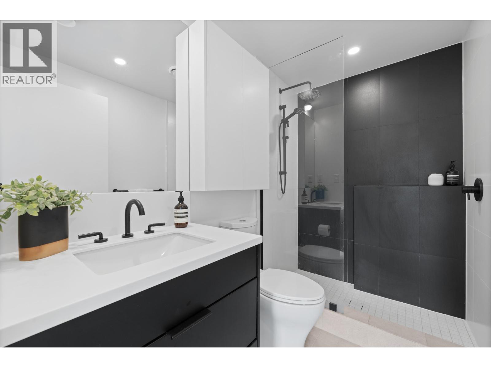 201 650 E 2ND STREET, North Vancouver