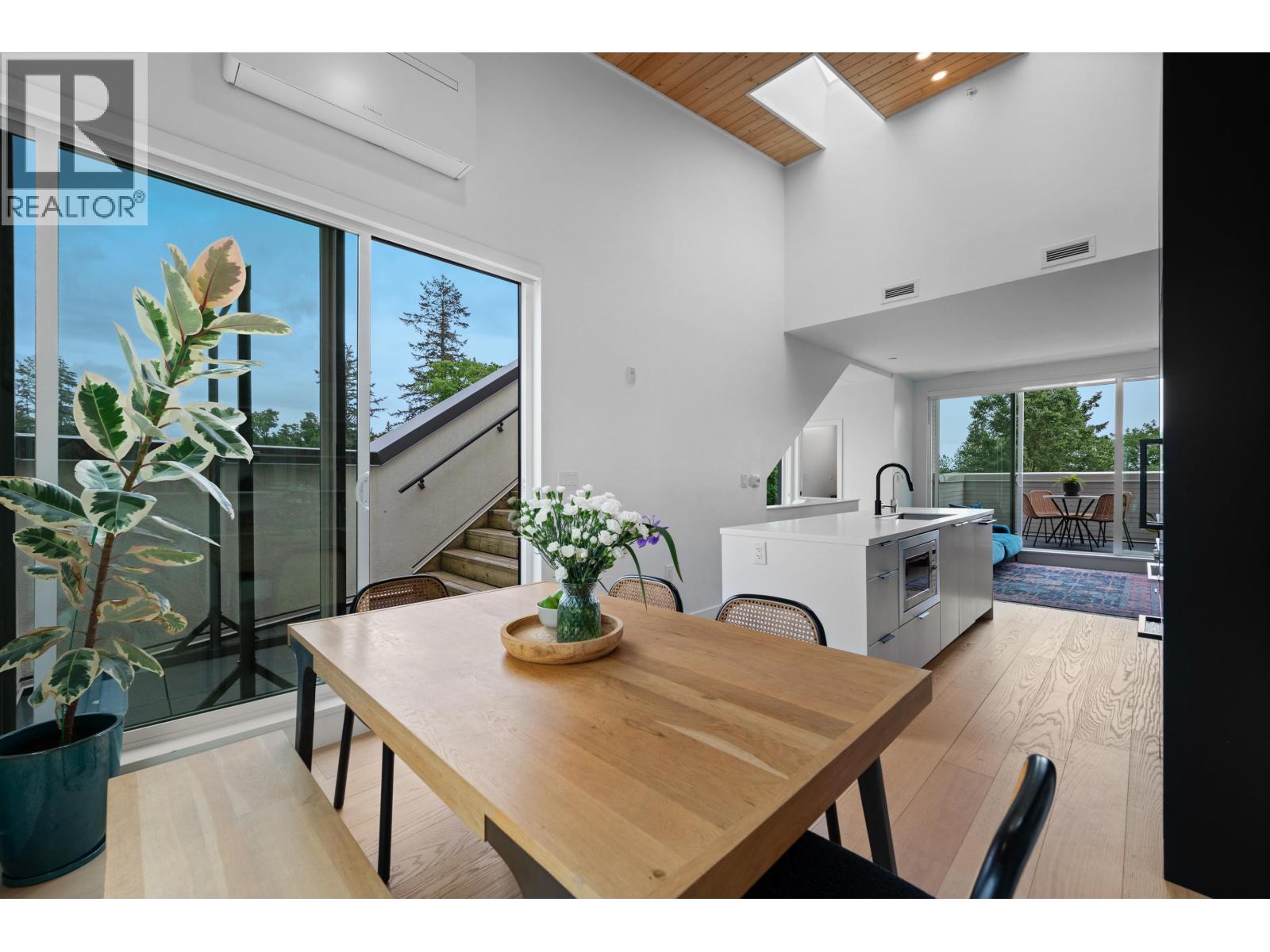 201 650 E 2ND STREET, North Vancouver