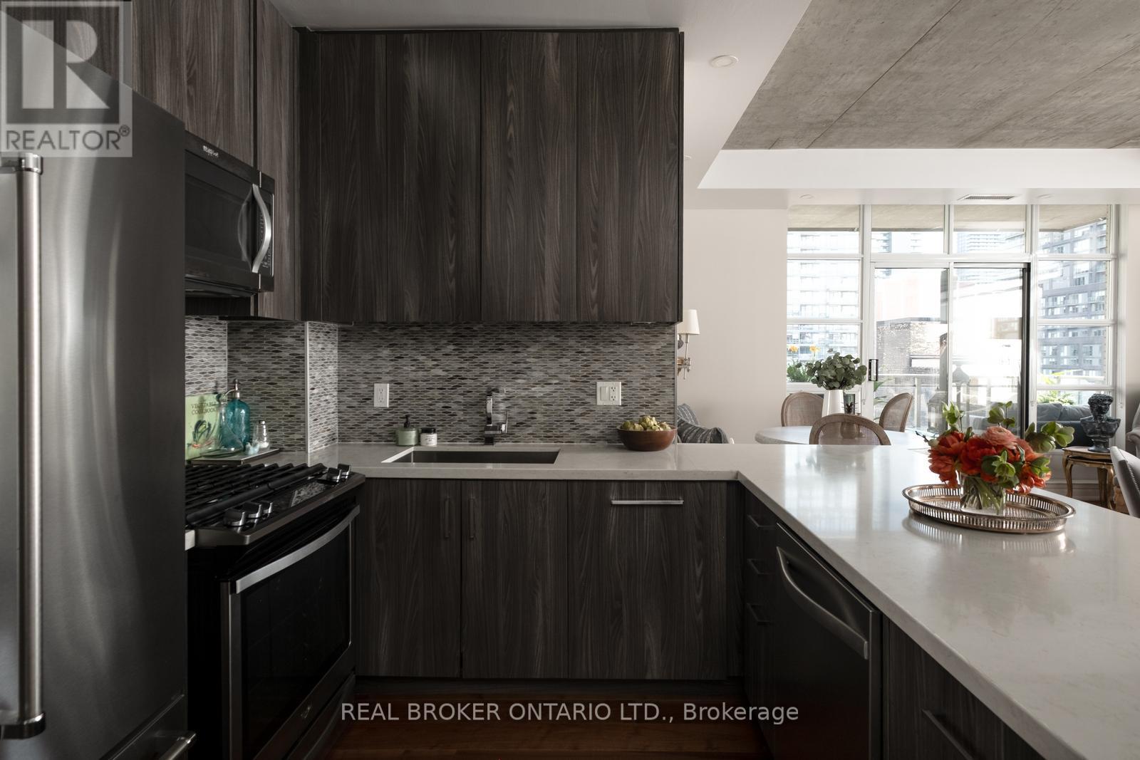 #803 23 BRANT STREET - 8