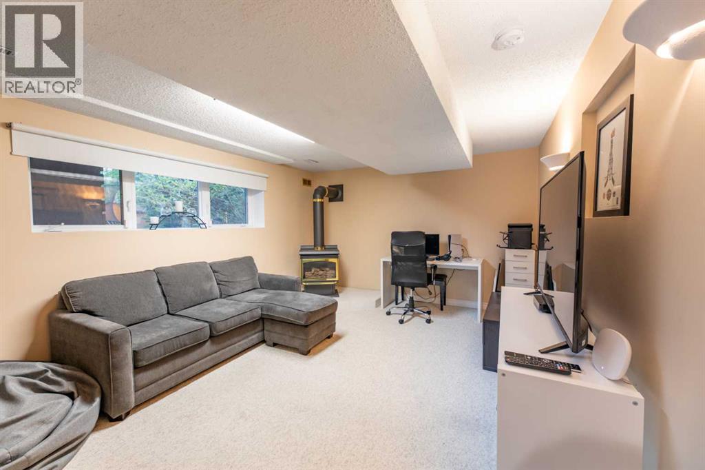 150 Maligne Drive — photo 22
