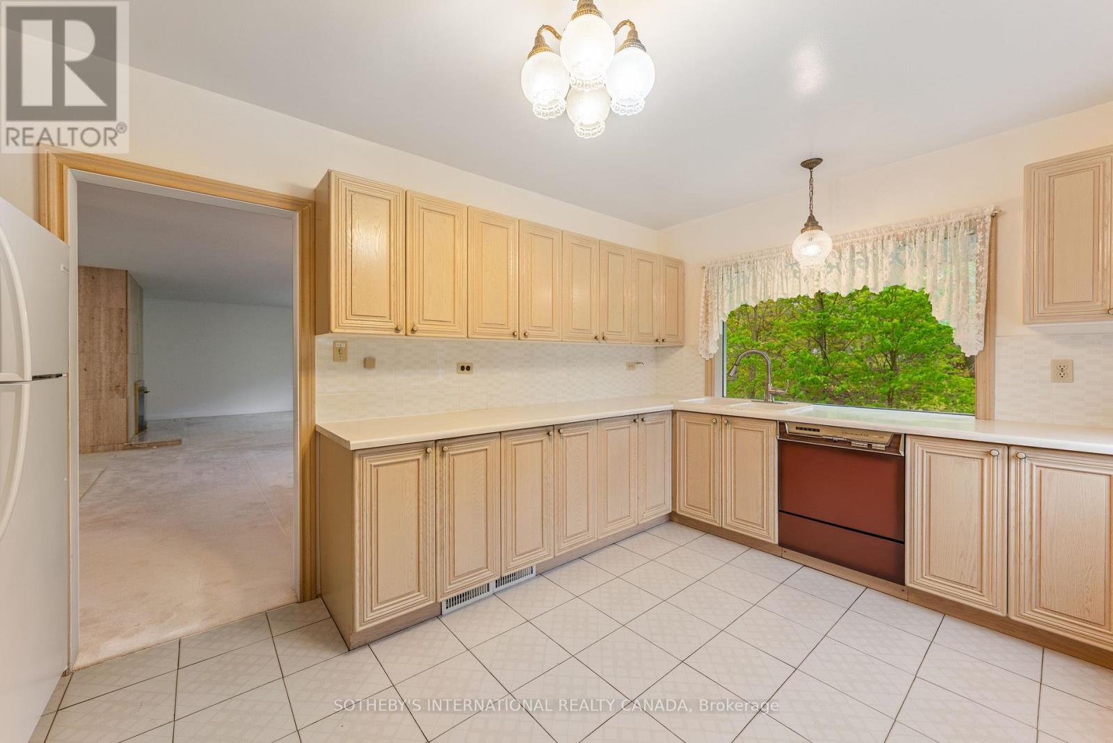 15 SAXONY CRESCENT - 14