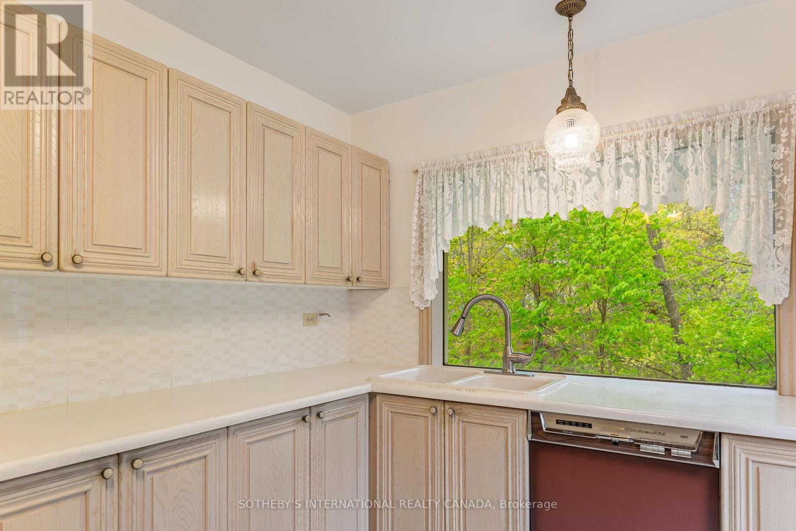 15 SAXONY CRESCENT - 12