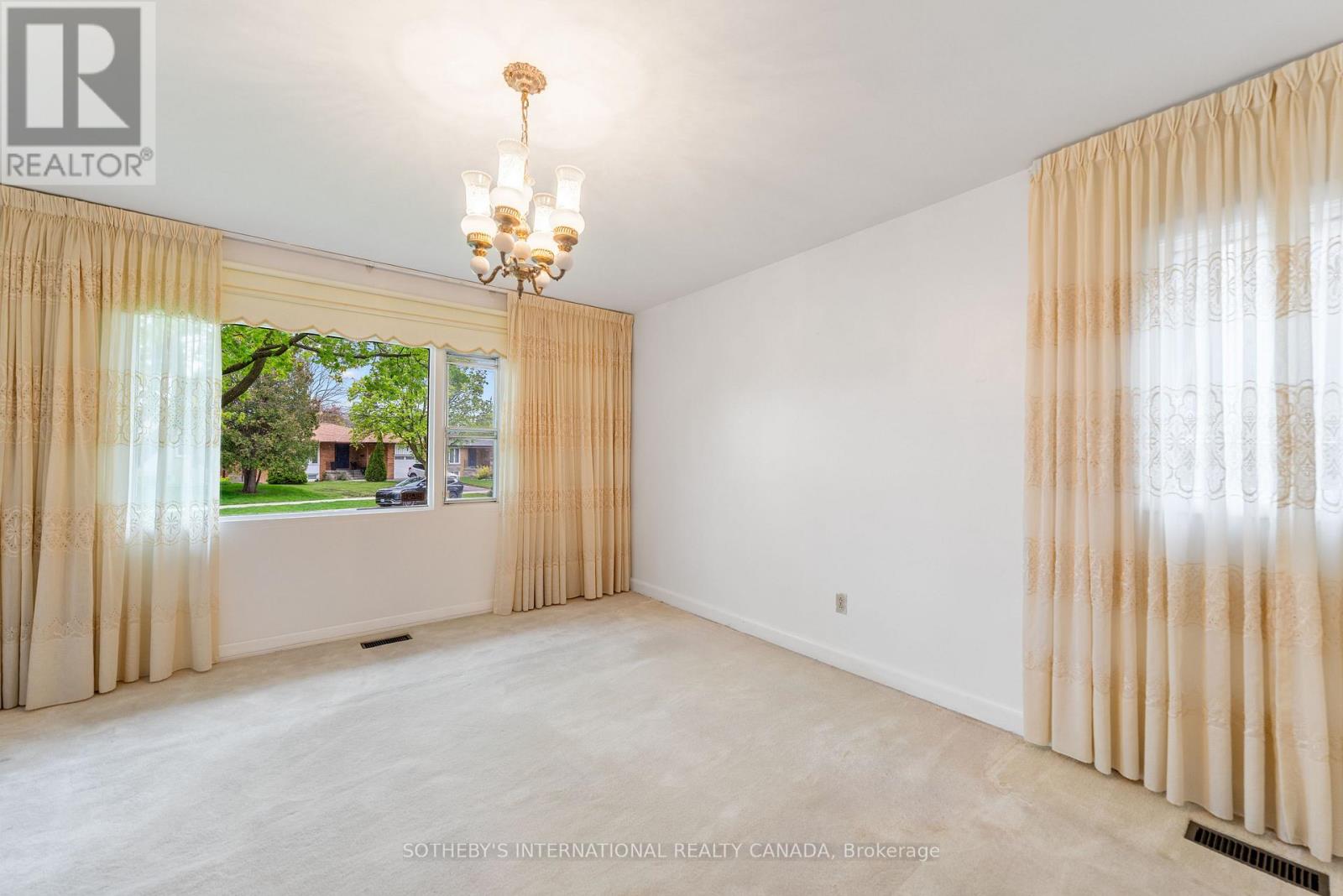 15 SAXONY CRESCENT - 17