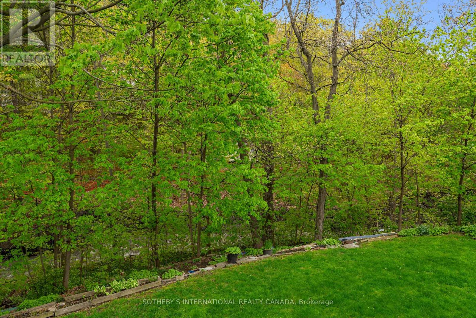 15 SAXONY CRESCENT - 33