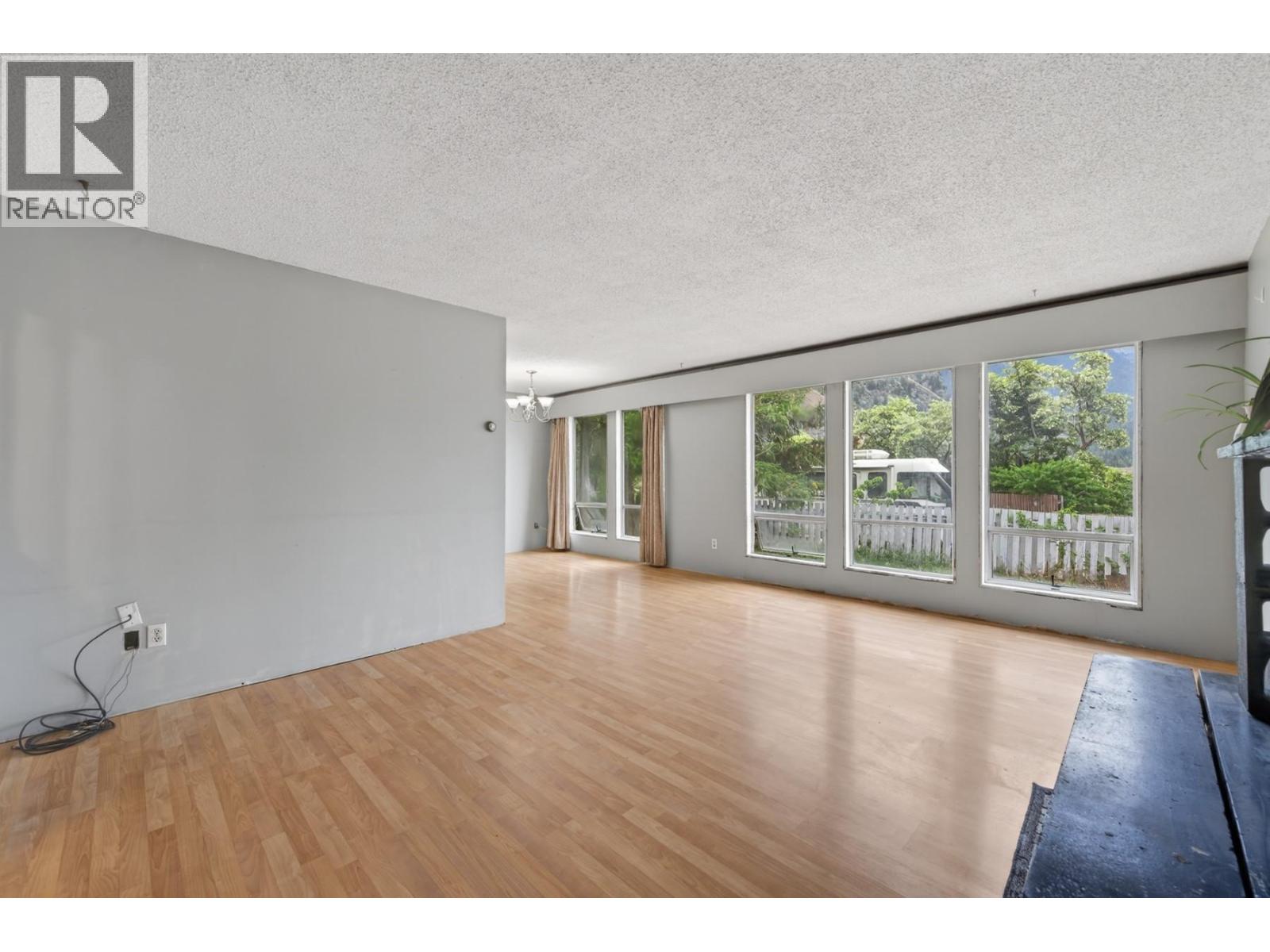 376 Hollywood Crescent - 8
