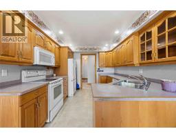 Kitchen - 2088 Lakeshore Road, Sarnia, ON N7T7H6 Photo 15