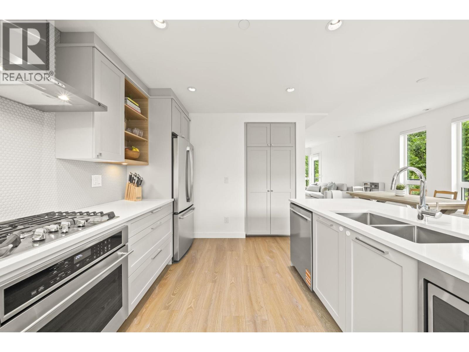 7 856 ORWELL STREET — main photo