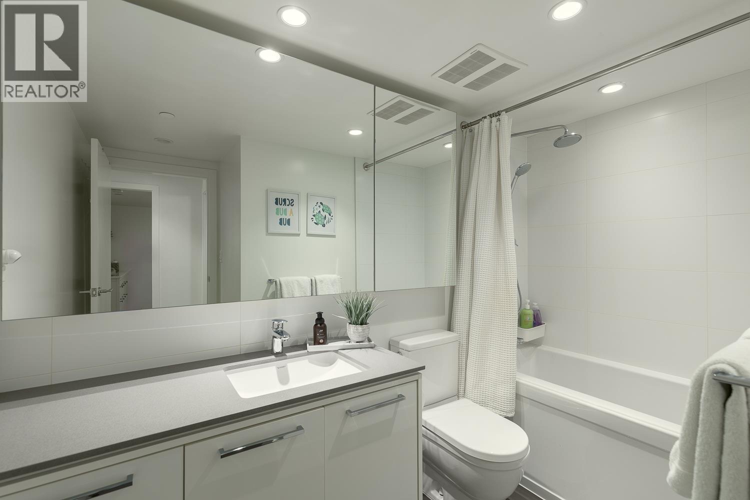 105 680 SEYLYNN CRESCENT, North Vancouver