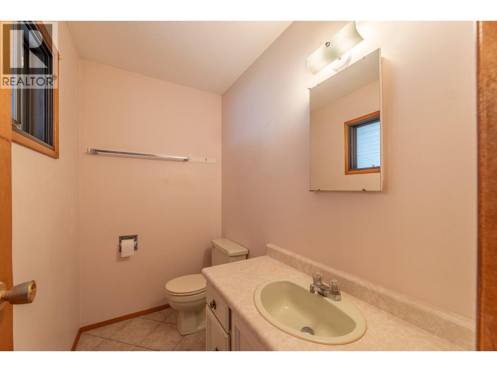 12608 Ganzeveld Avenue, Summerland