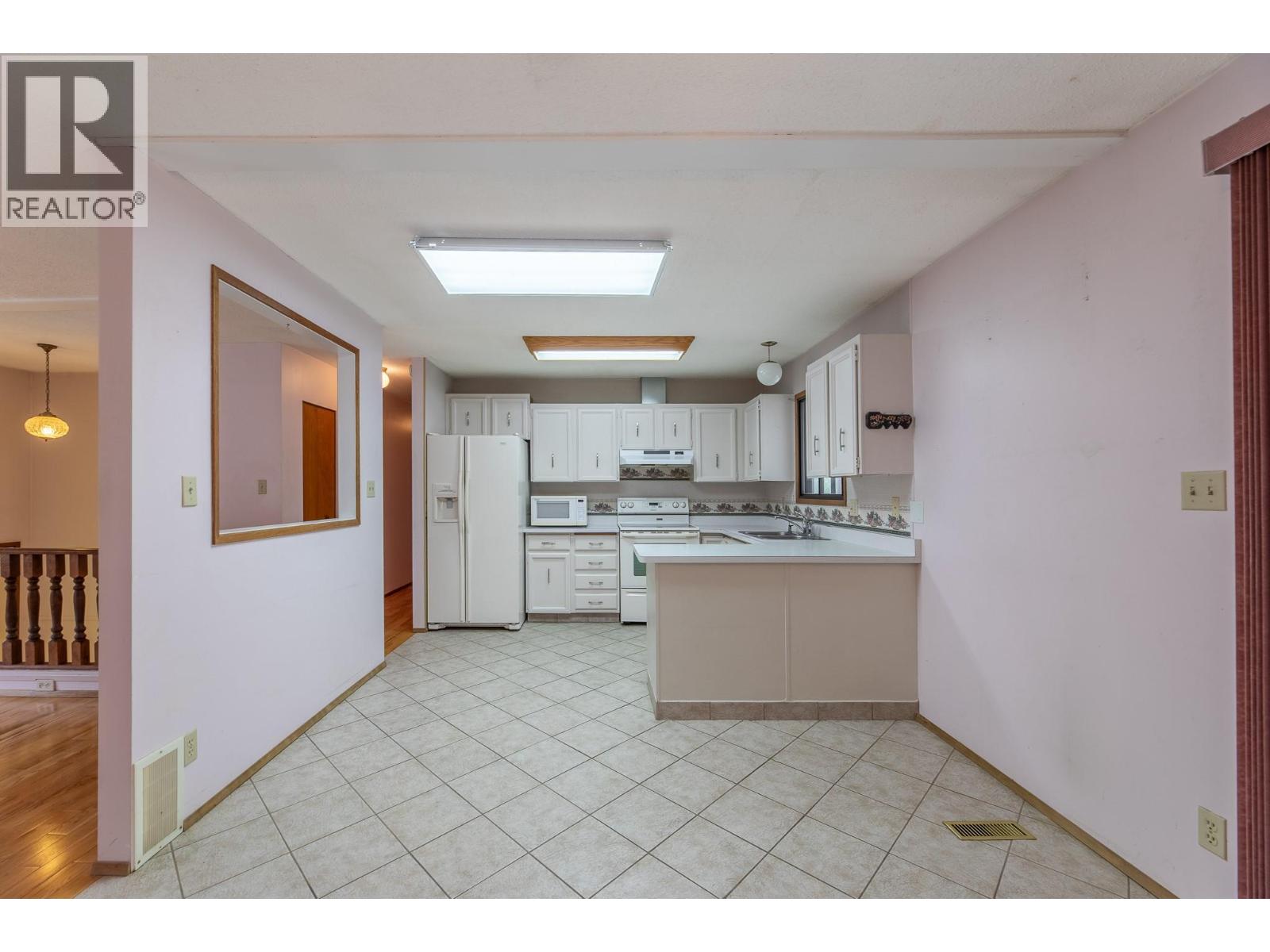 12608 Ganzeveld Avenue, Summerland