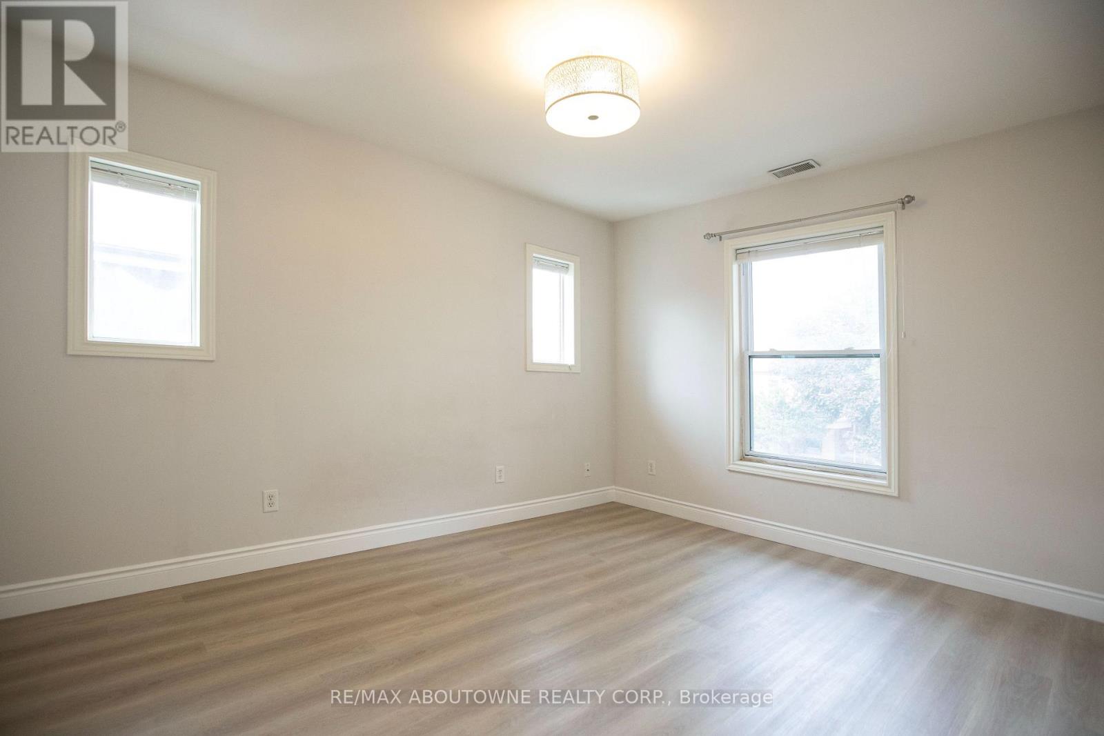 49 FAIRLEIGH AVENUE S - 12