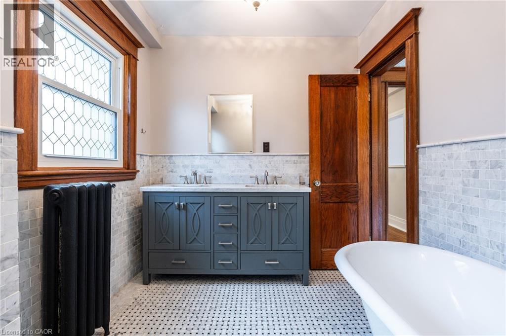137 SHERMAN Avenue S, Hamilton, Ontario, L8M2R1 — Photo 3
