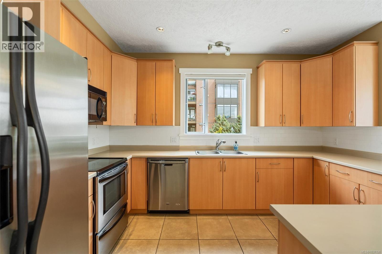 #207 330 Waterfront Cres - 8