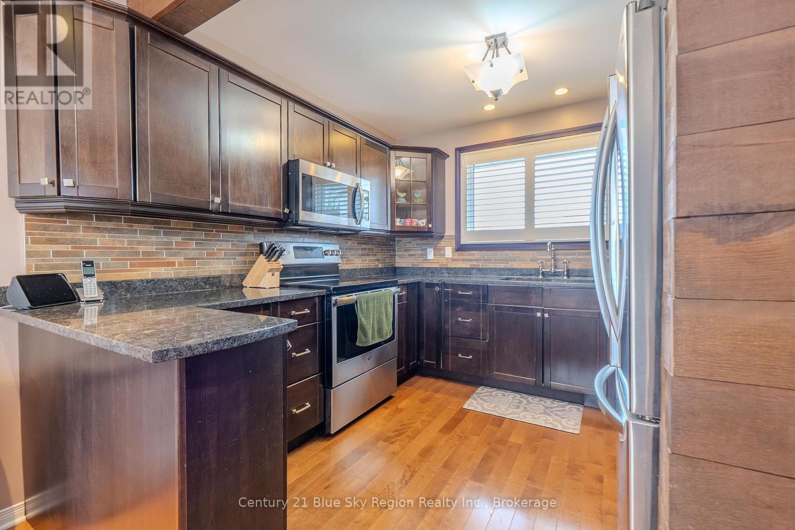 25 ROWE AVENUE - 17