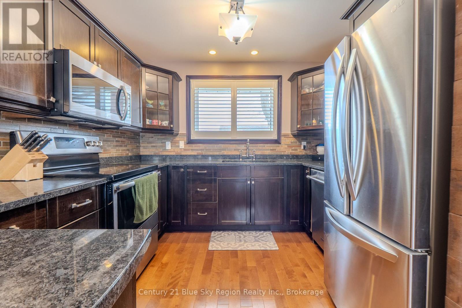 25 ROWE AVENUE - 18