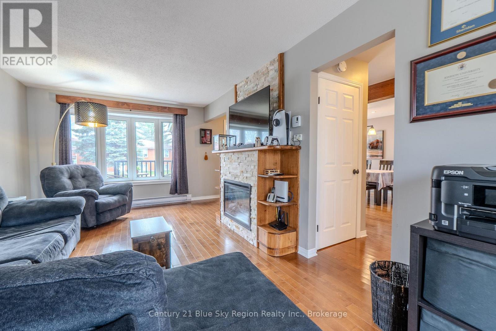 25 ROWE AVENUE - 30