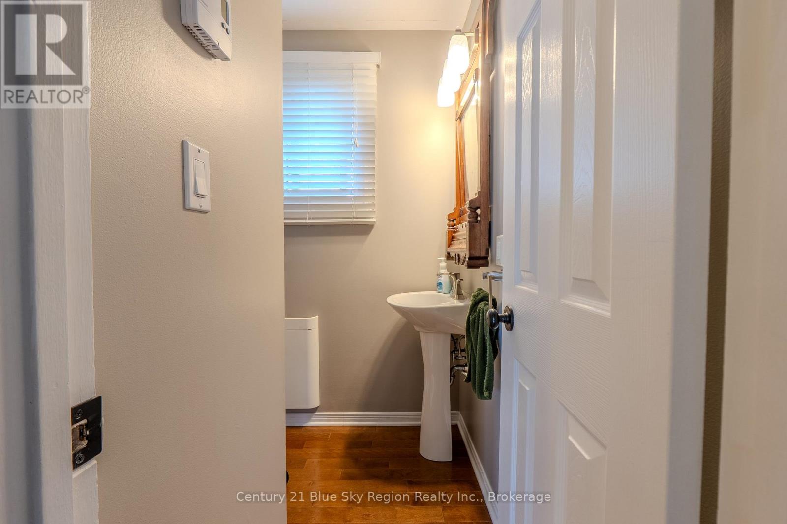 25 ROWE AVENUE - 31