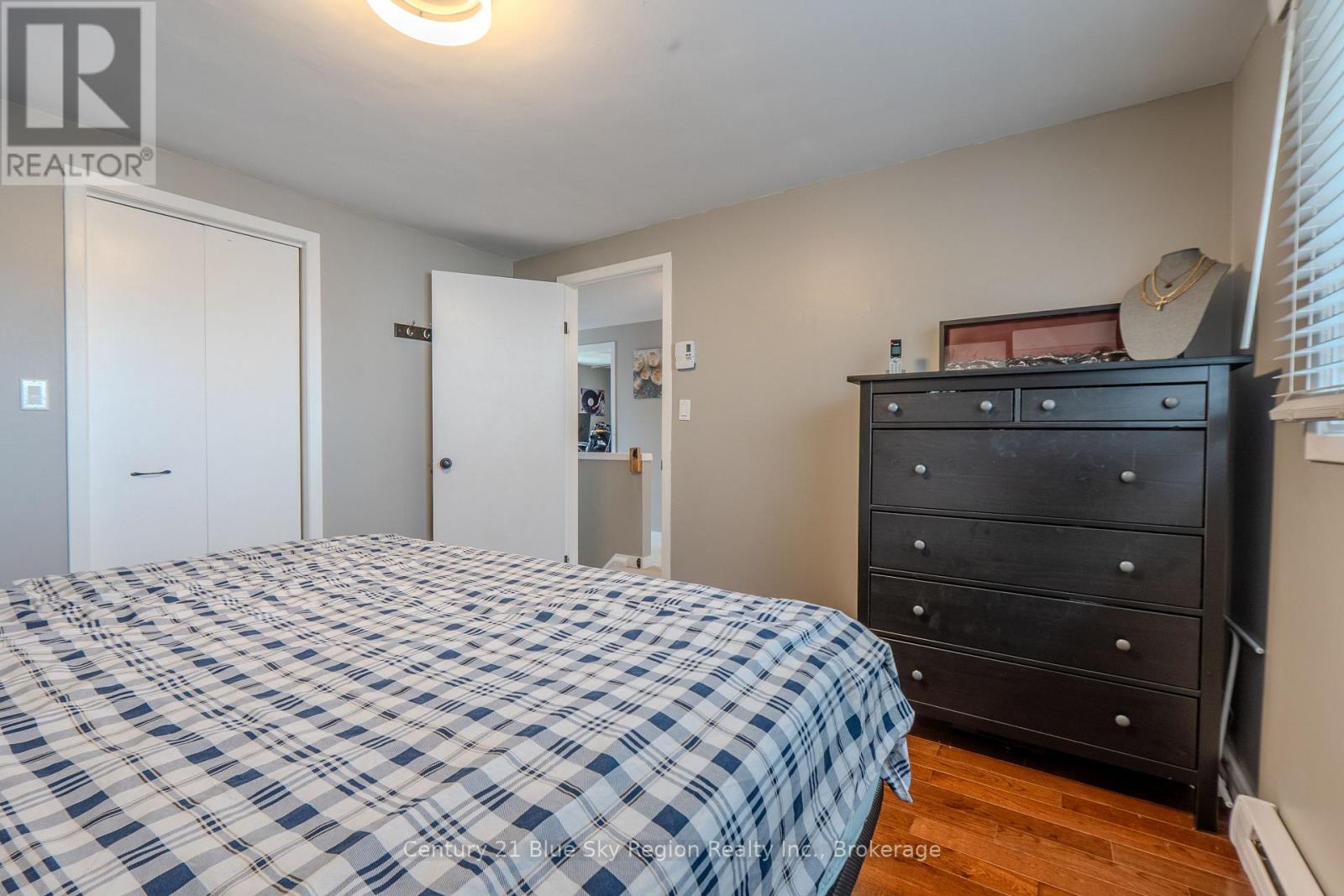 25 ROWE AVENUE - 42
