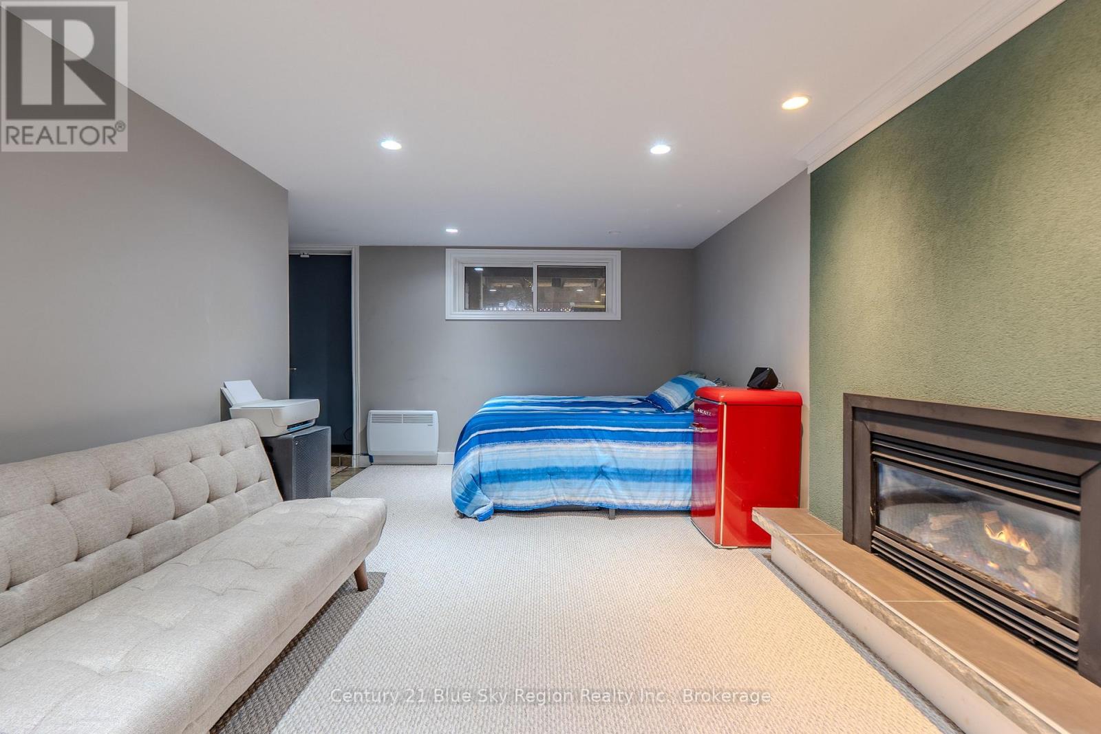 25 ROWE AVENUE - 45