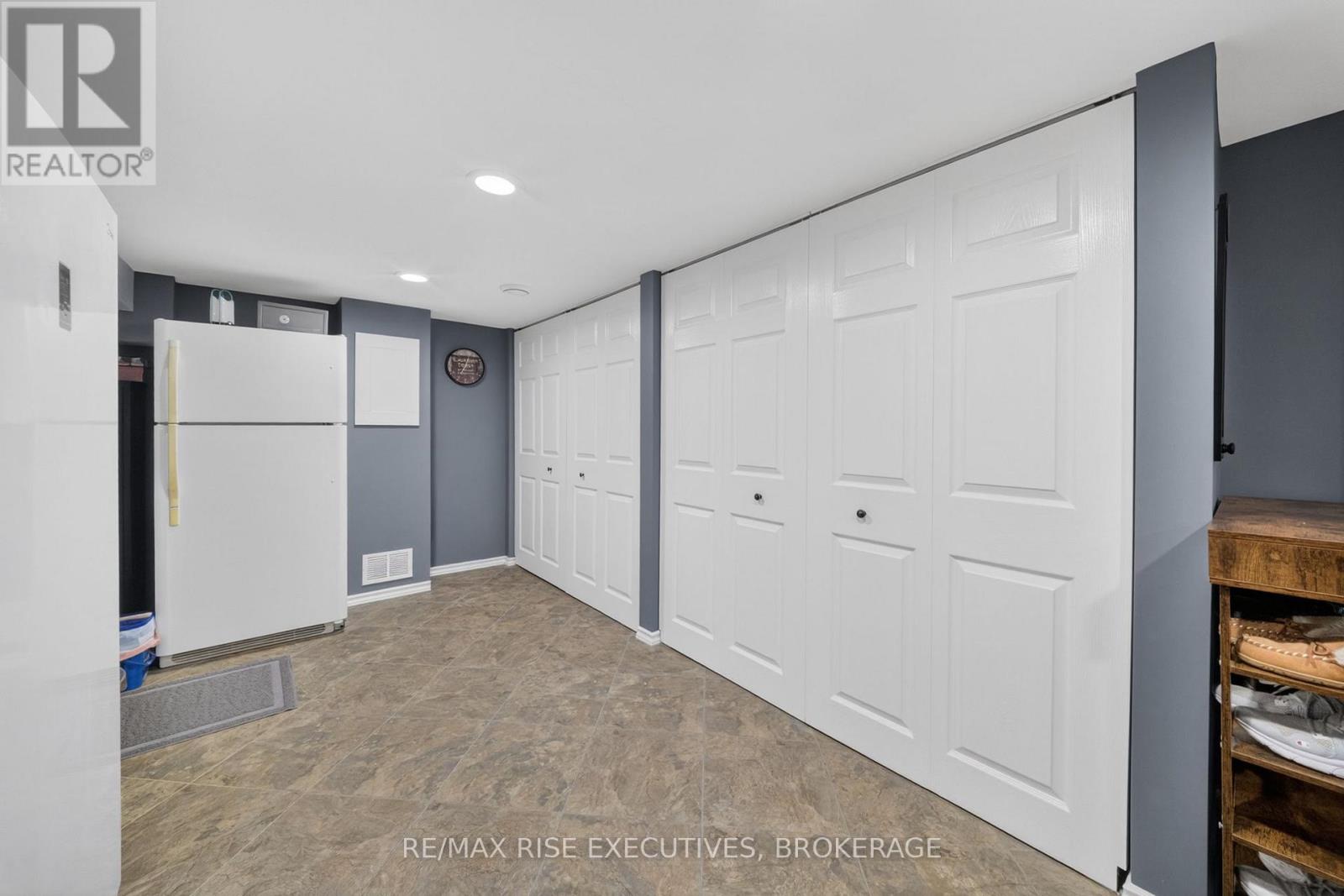 931 LINCOLN DRIVE - 32