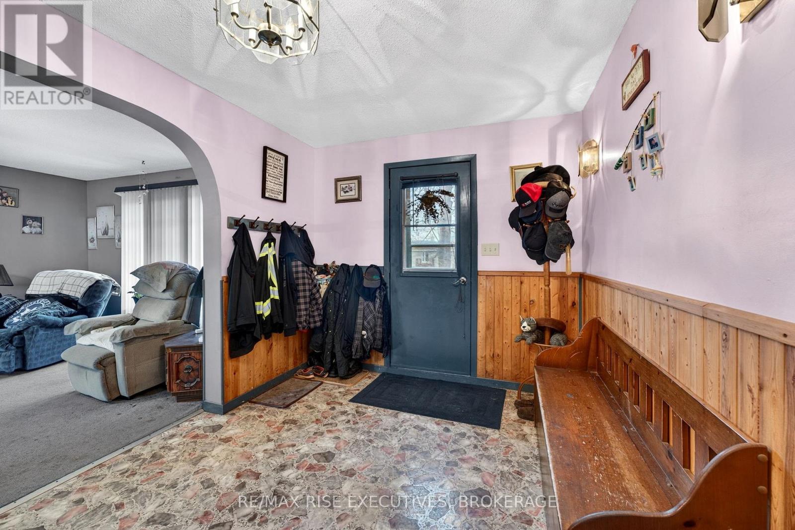 2260 SYDENHAM ROAD - 4