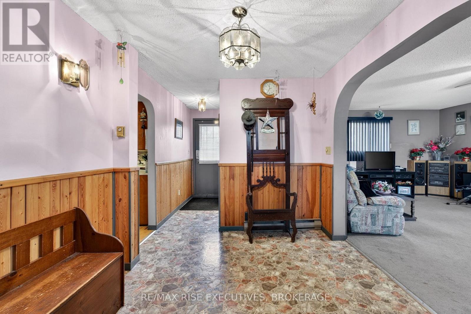 2260 SYDENHAM ROAD - 8