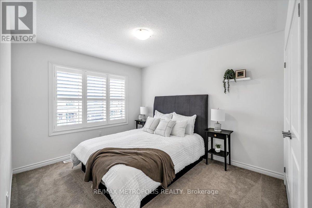 120 LAING DRIVE - 34
