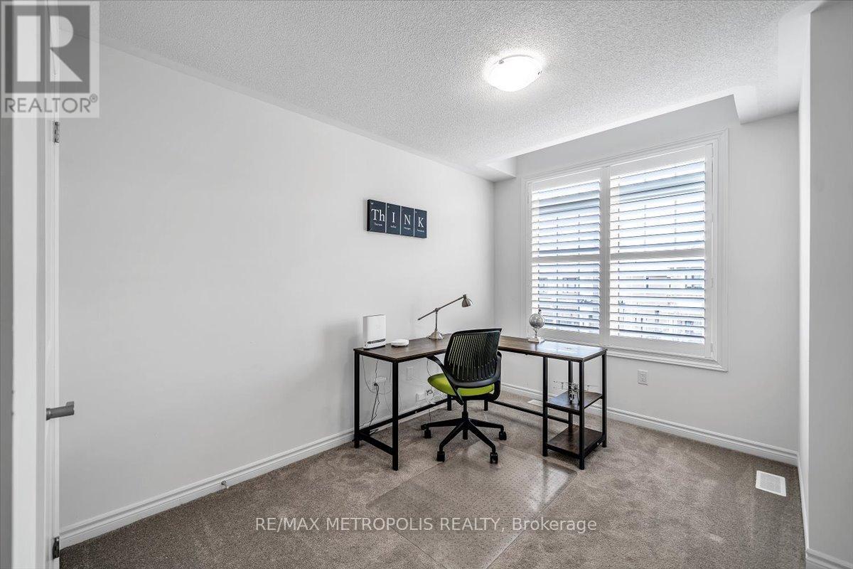 120 LAING DRIVE - 35