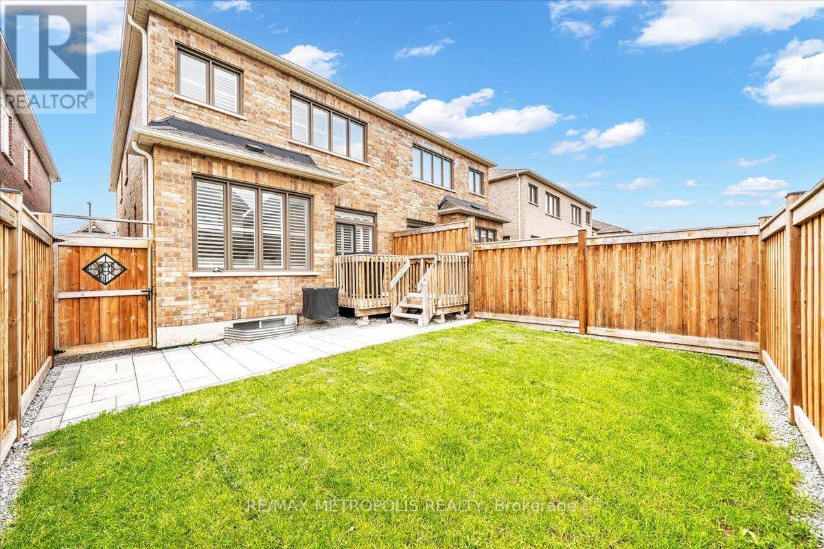 120 LAING DRIVE - 9
