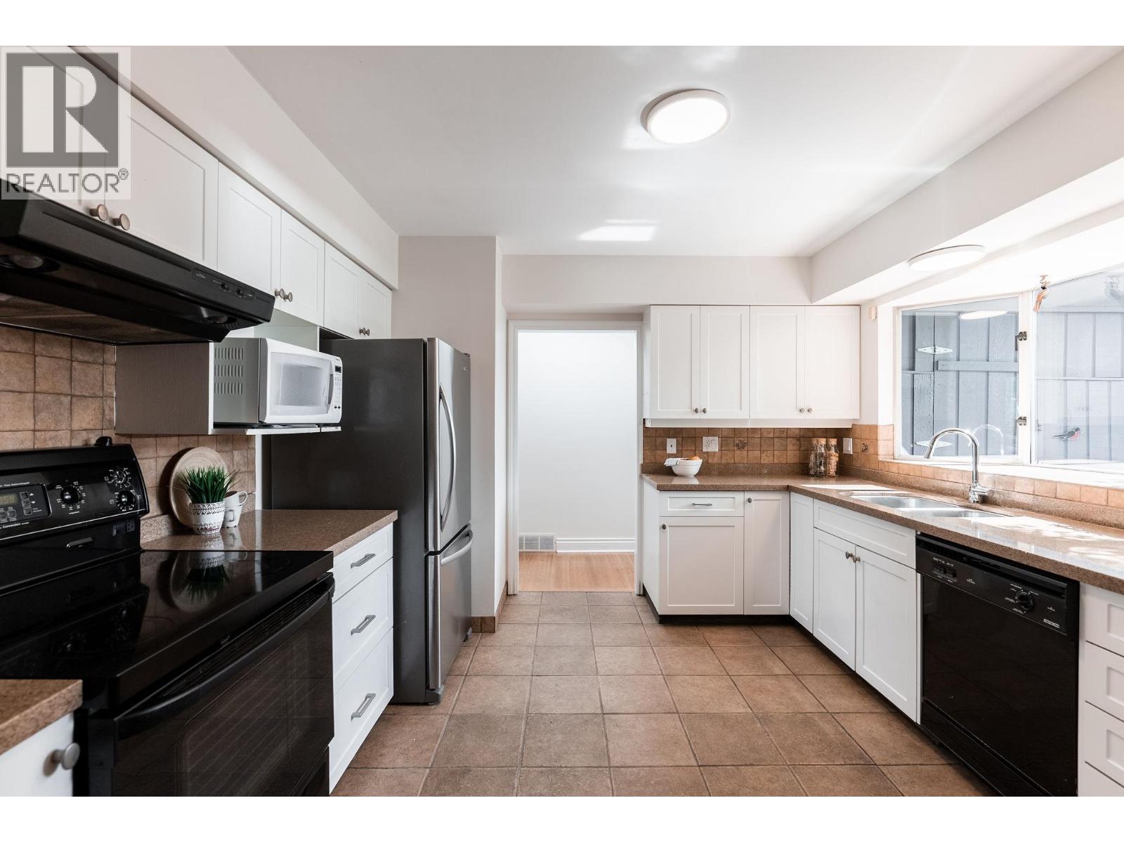3665 EDGEMONT BOULEVARD, North Vancouver