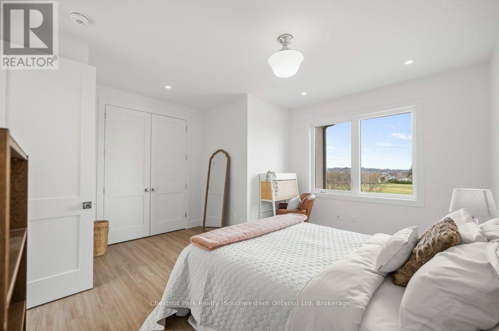 27 VARDON DRIVE - 33